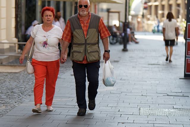 elderly-couple-7299424_640